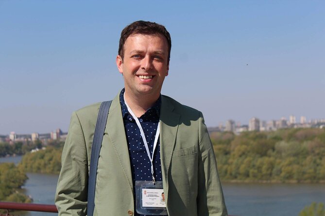 Belgrade Walking Tour in French - Dorćol and the clues written in Cyrillic